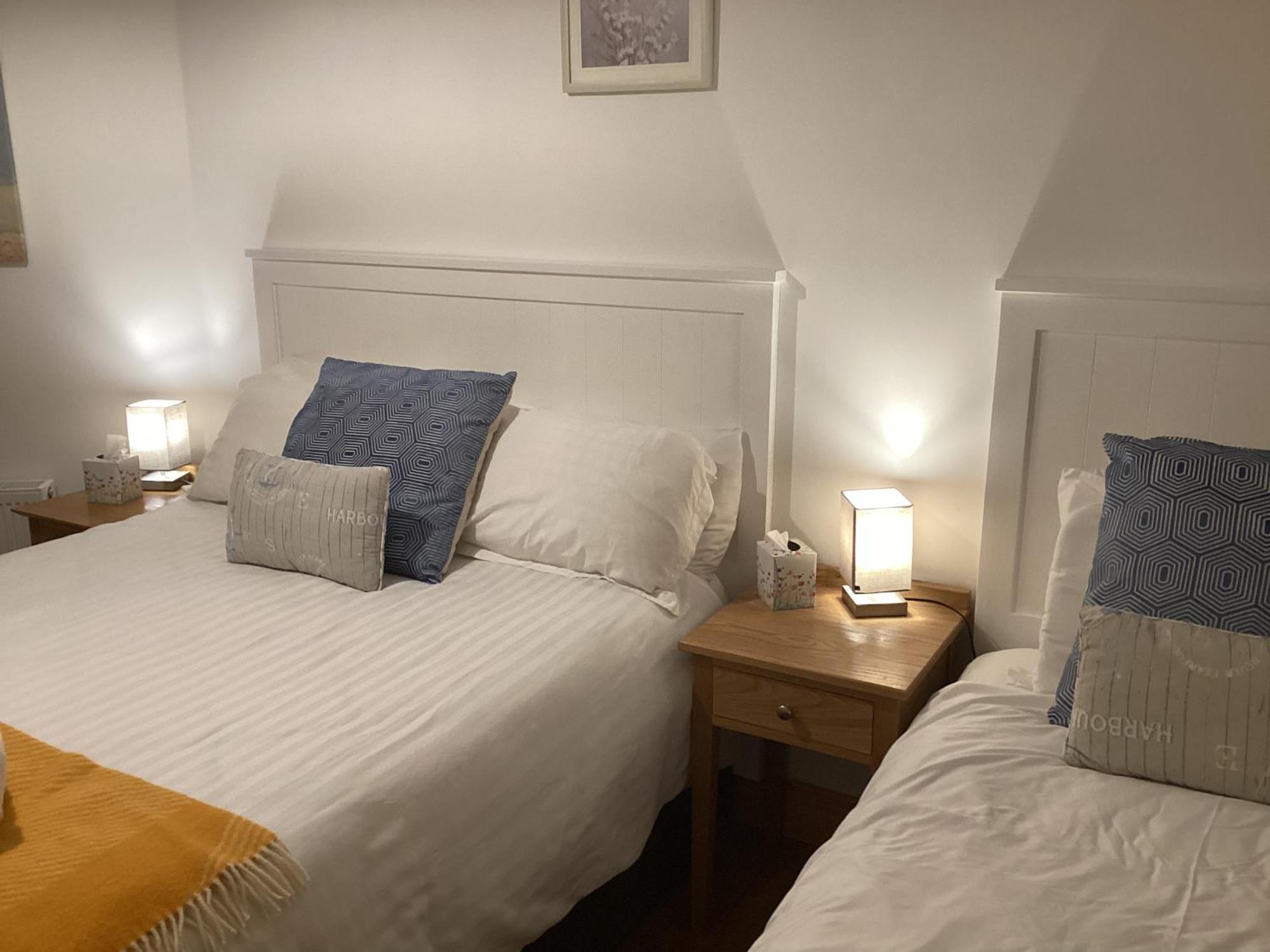 Appartamento Roundstone Retreats Roundstone Harbour Lights Esterno foto